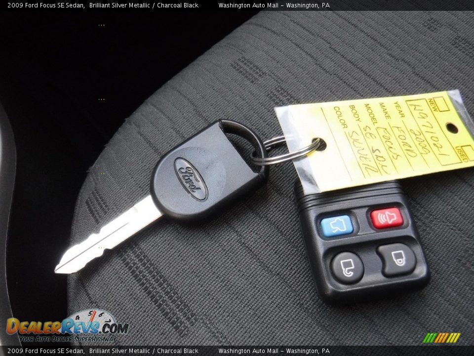 2009 Ford Focus SE Sedan Brilliant Silver Metallic / Charcoal Black Photo #18