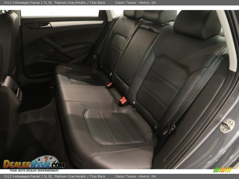 2012 Volkswagen Passat 2.5L SE Platinum Gray Metallic / Titan Black Photo #16