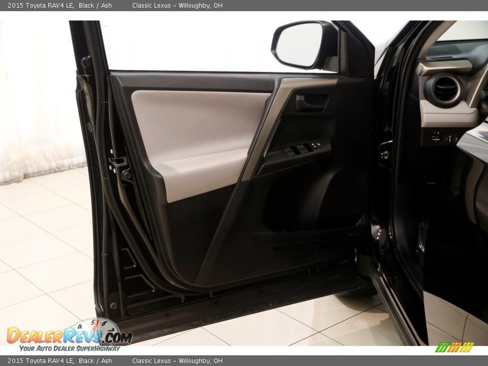 2015 Toyota RAV4 LE Black / Ash Photo #4