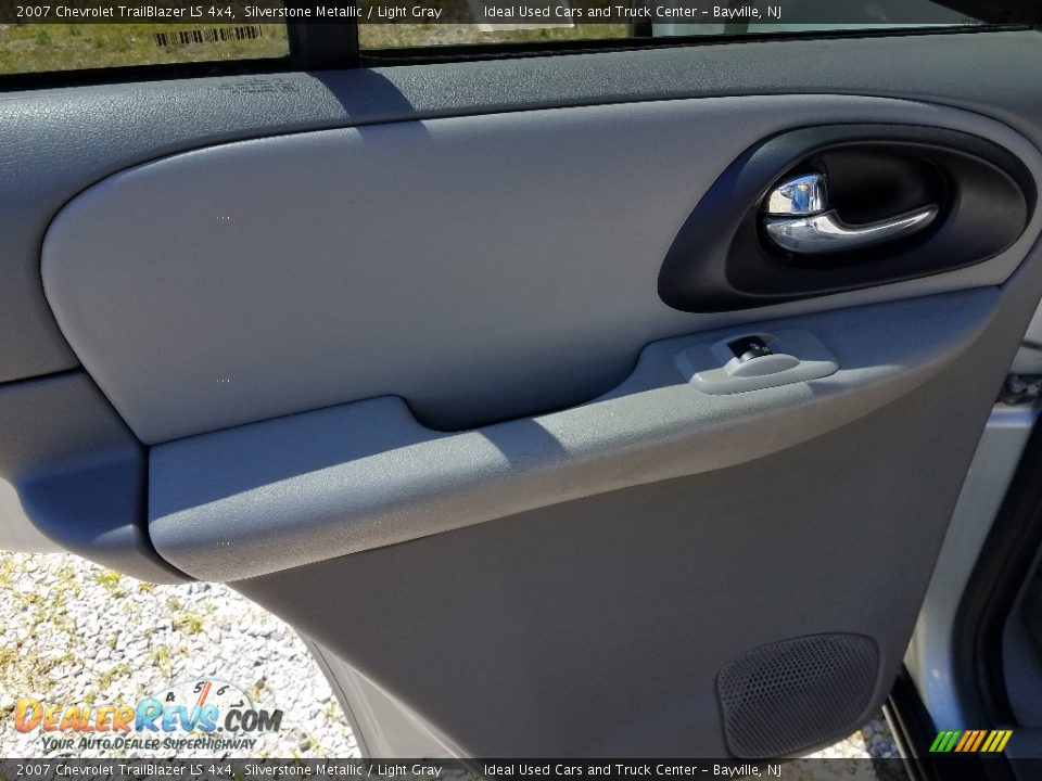 2007 Chevrolet TrailBlazer LS 4x4 Silverstone Metallic / Light Gray Photo #24