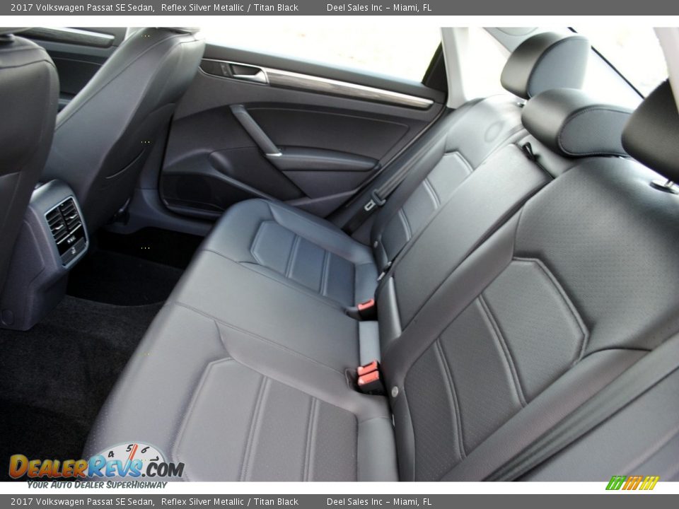 2017 Volkswagen Passat SE Sedan Reflex Silver Metallic / Titan Black Photo #12