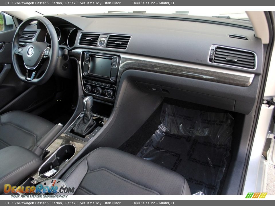 2017 Volkswagen Passat SE Sedan Reflex Silver Metallic / Titan Black Photo #18