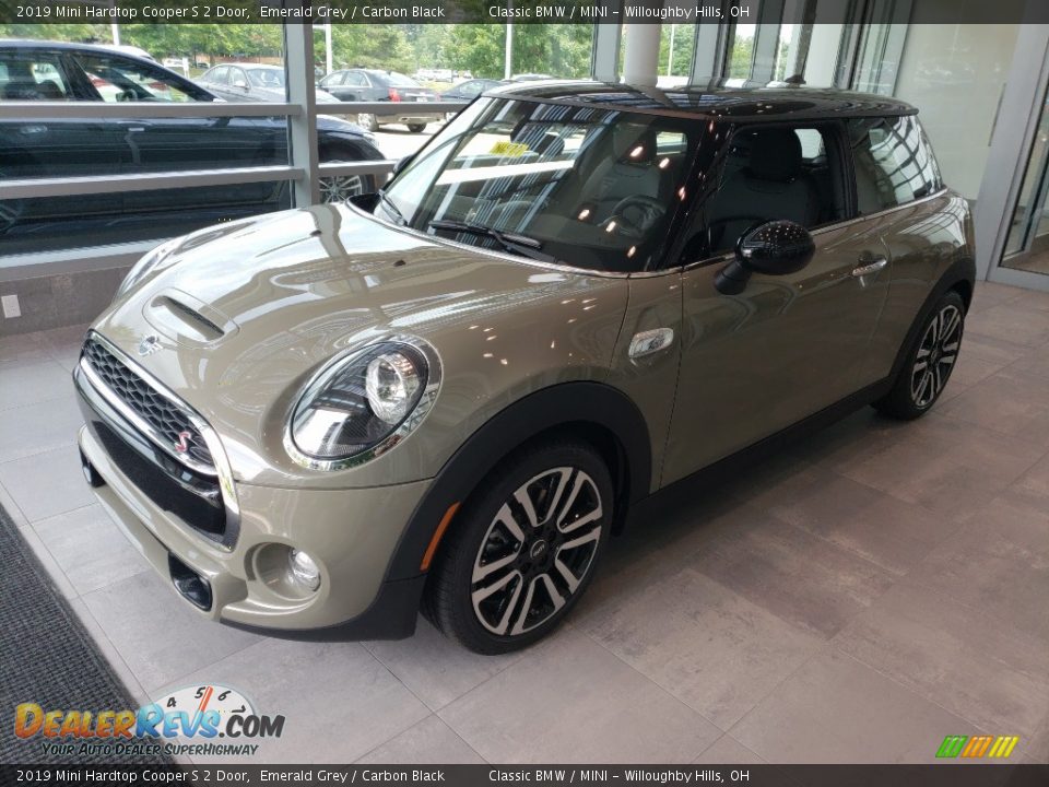 Front 3/4 View of 2019 Mini Hardtop Cooper S 2 Door Photo #3