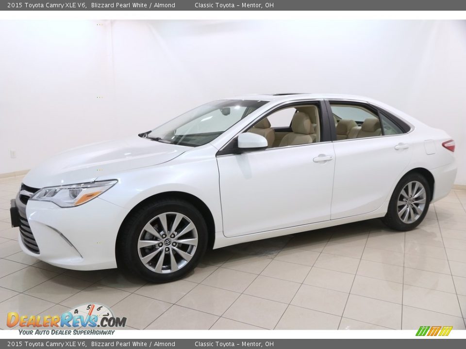 Front 3/4 View of 2015 Toyota Camry XLE V6 Photo #3