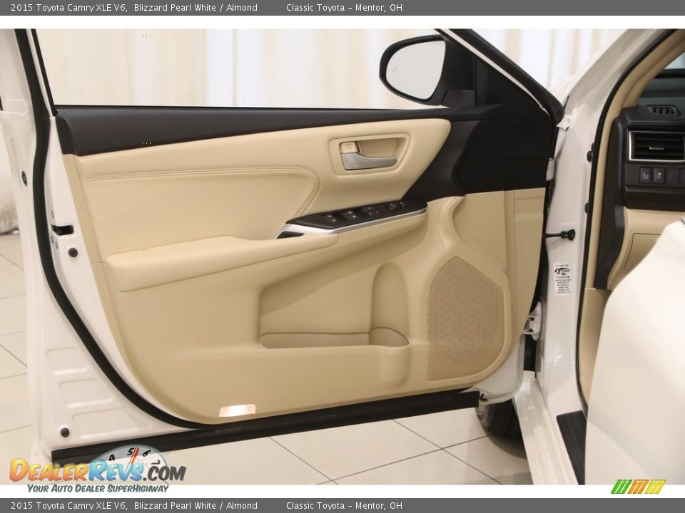 Door Panel of 2015 Toyota Camry XLE V6 Photo #4