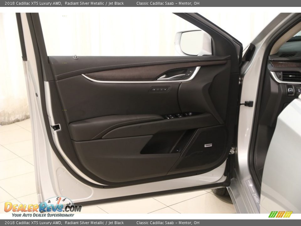 2018 Cadillac XTS Luxury AWD Radiant Silver Metallic / Jet Black Photo #4