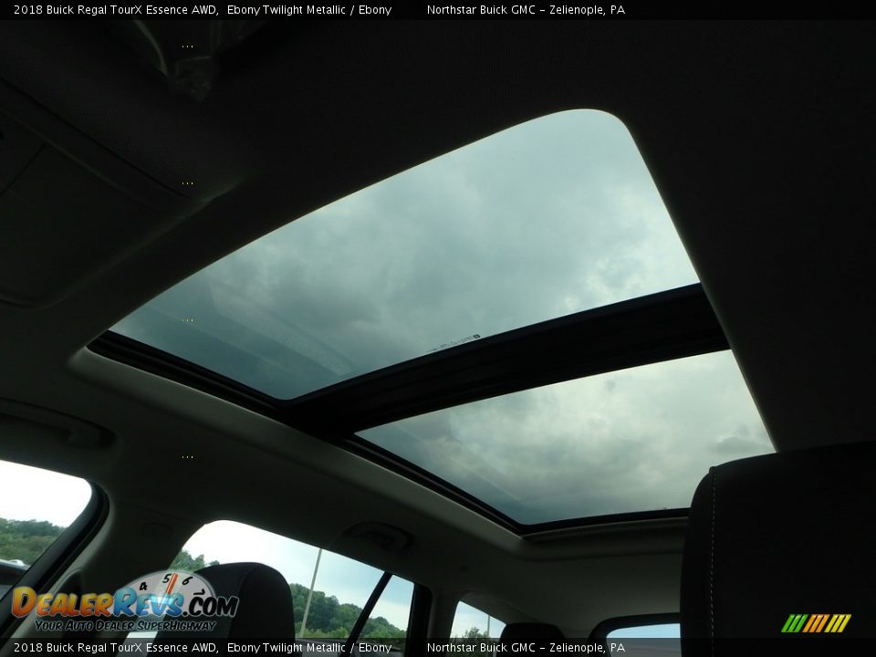 Sunroof of 2018 Buick Regal TourX Essence AWD Photo #16