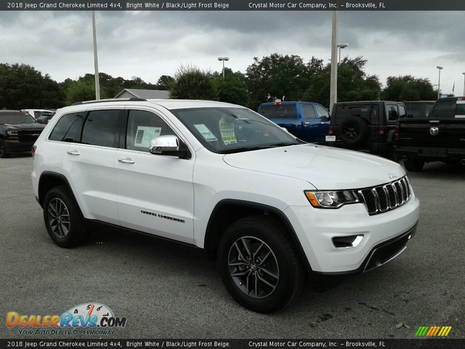 Front 3/4 View of 2018 Jeep Grand Cherokee Limited 4x4 Photo #7
