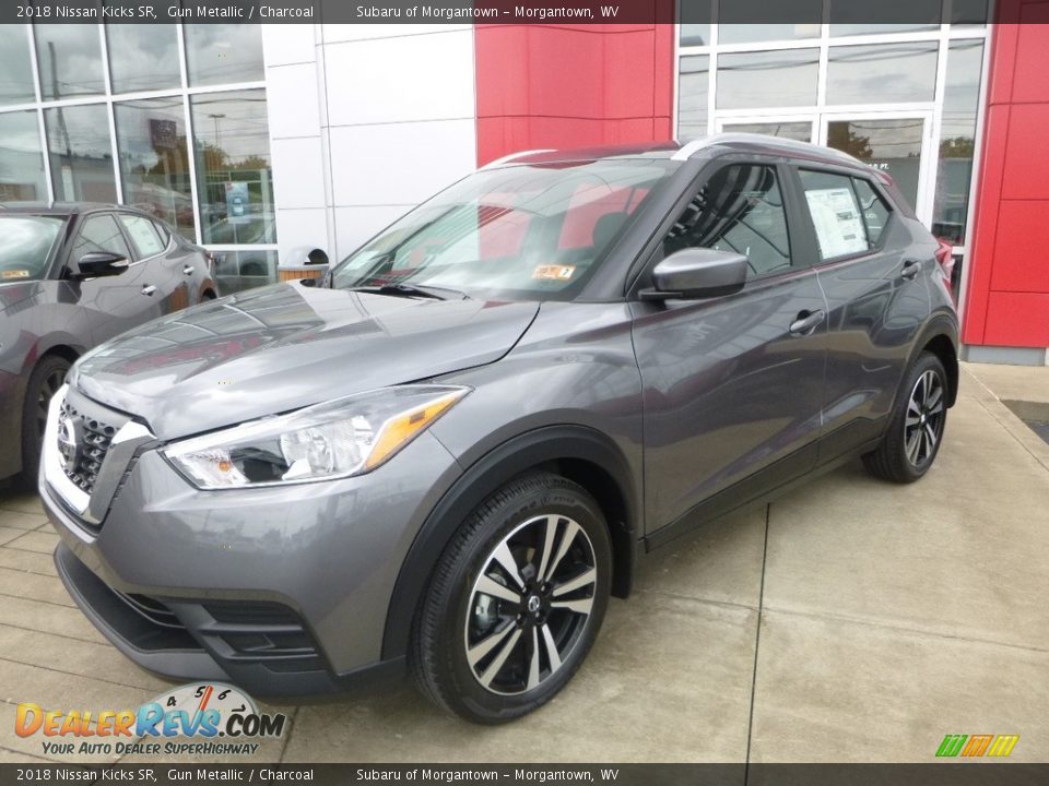 Front 3/4 View of 2018 Nissan Kicks SR Photo #2