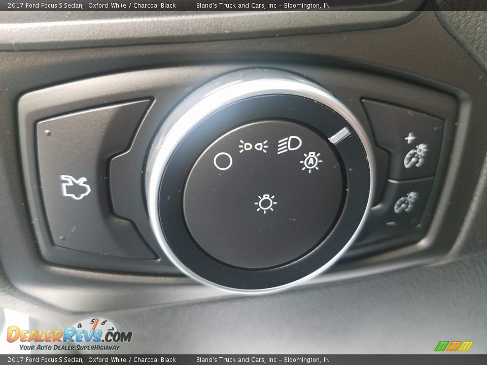 2017 Ford Focus S Sedan Oxford White / Charcoal Black Photo #17