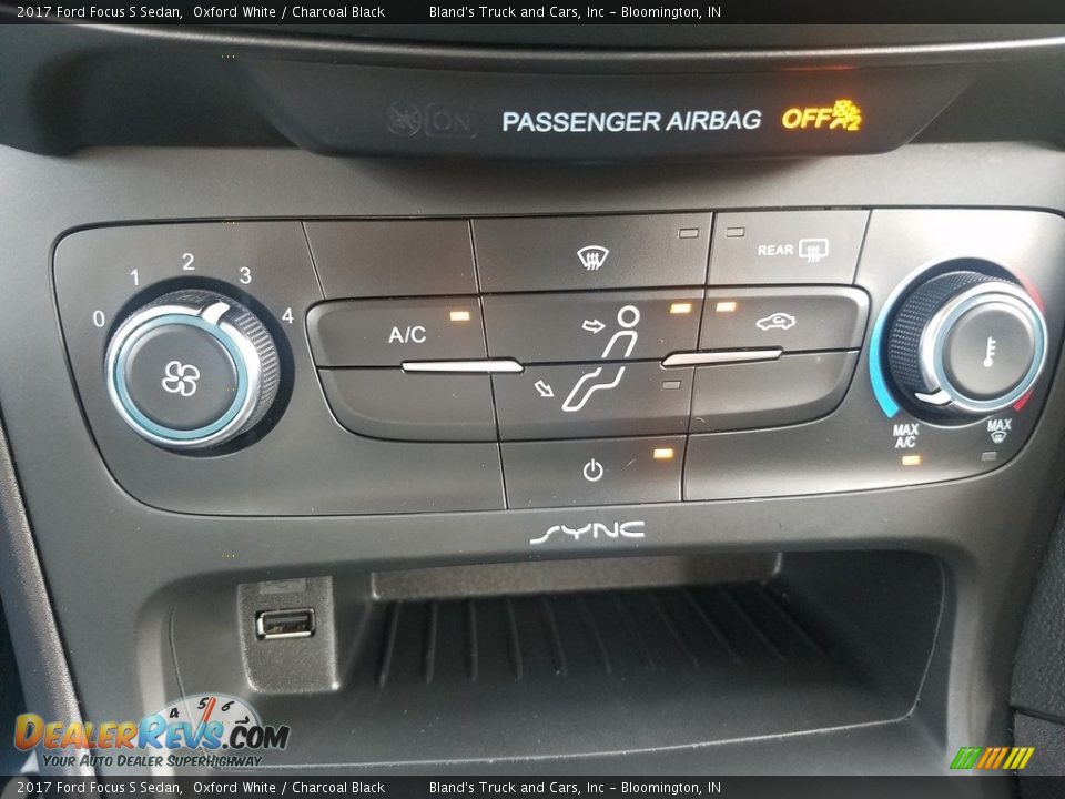 2017 Ford Focus S Sedan Oxford White / Charcoal Black Photo #27