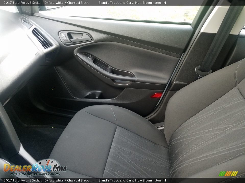 2017 Ford Focus S Sedan Oxford White / Charcoal Black Photo #31