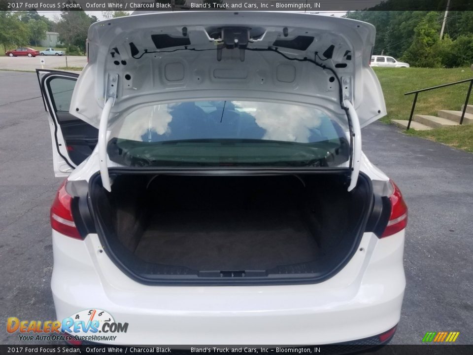 2017 Ford Focus S Sedan Oxford White / Charcoal Black Photo #35
