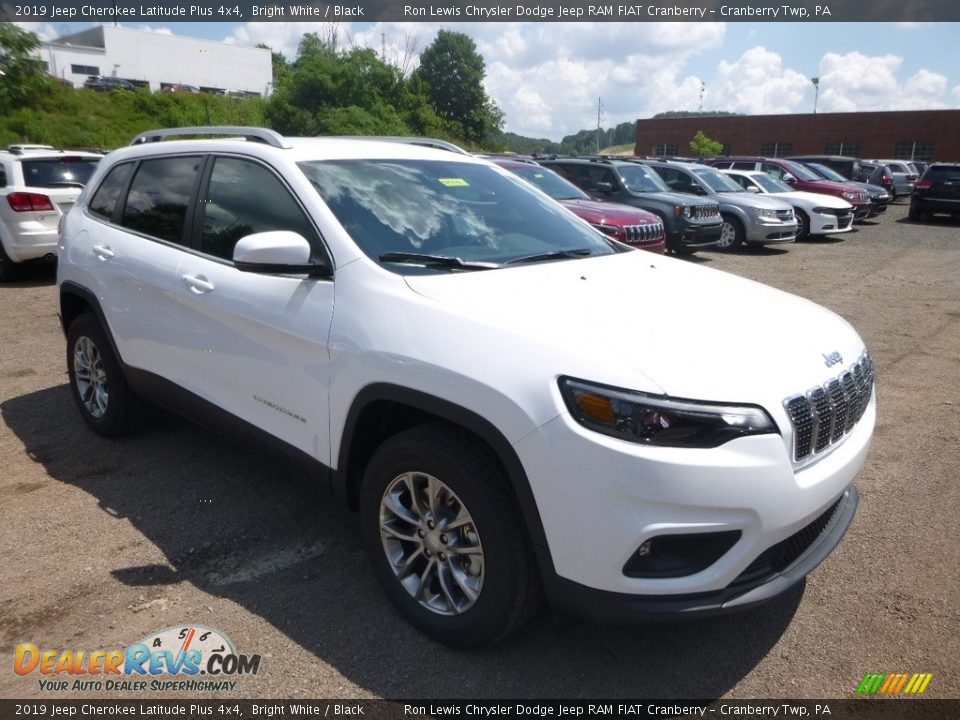 Front 3/4 View of 2019 Jeep Cherokee Latitude Plus 4x4 Photo #7