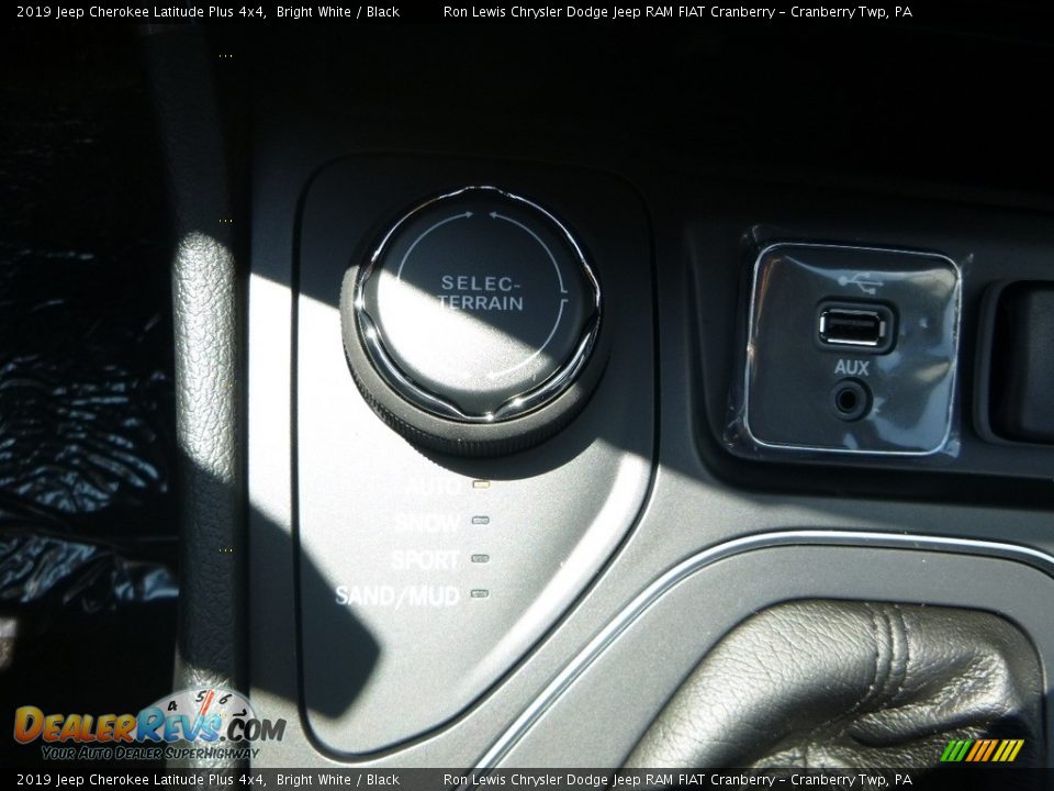 2019 Jeep Cherokee Latitude Plus 4x4 Bright White / Black Photo #18