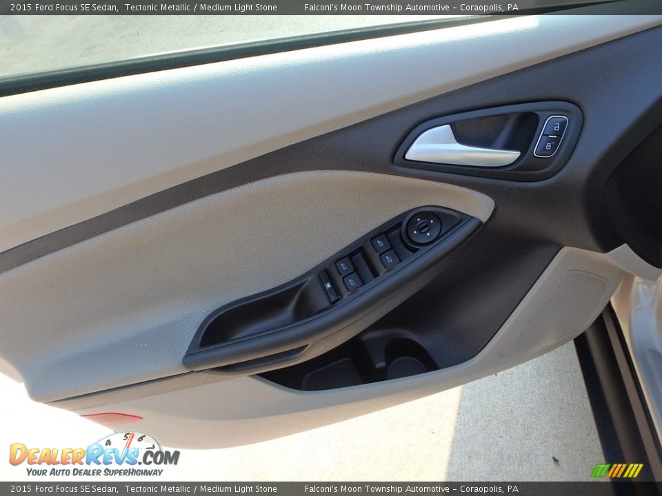 2015 Ford Focus SE Sedan Tectonic Metallic / Medium Light Stone Photo #20