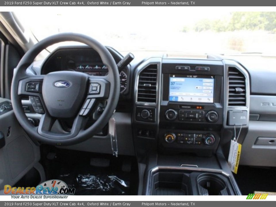 2019 Ford F250 Super Duty XLT Crew Cab 4x4 Oxford White / Earth Gray Photo #24