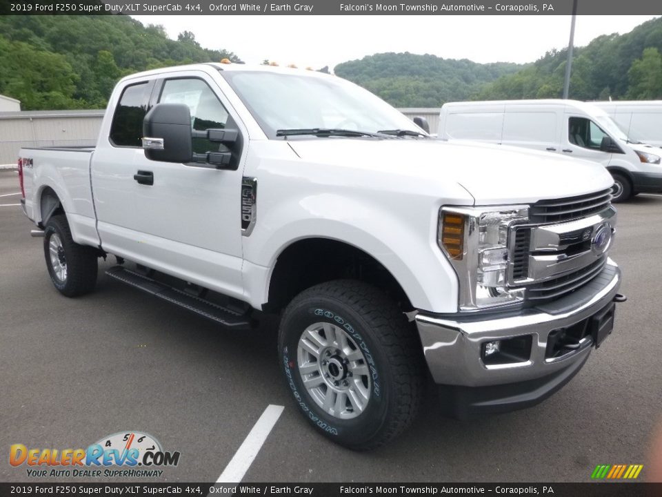 Front 3/4 View of 2019 Ford F250 Super Duty XLT SuperCab 4x4 Photo #3