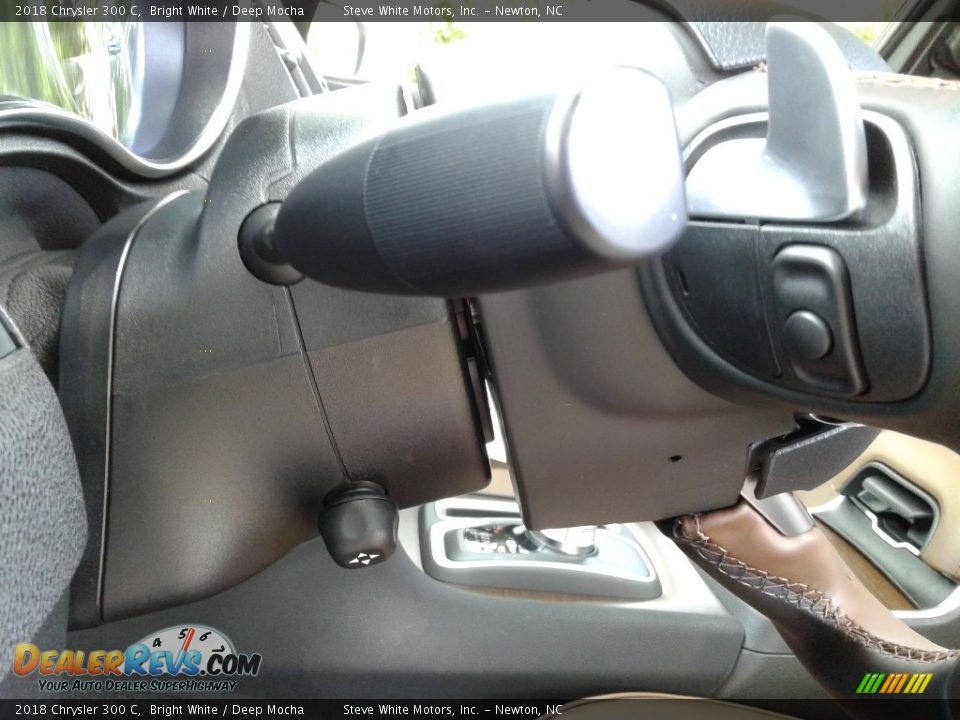 2018 Chrysler 300 C Bright White / Deep Mocha Photo #16