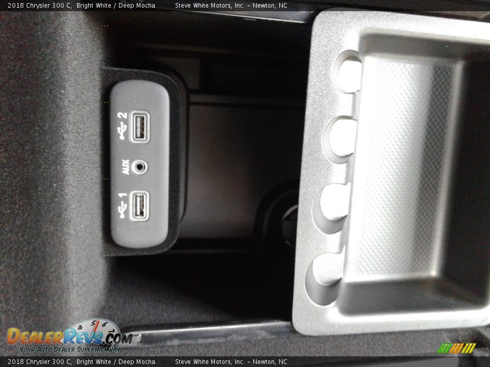 2018 Chrysler 300 C Bright White / Deep Mocha Photo #29