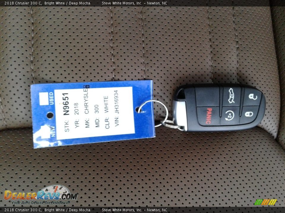 2018 Chrysler 300 C Bright White / Deep Mocha Photo #33