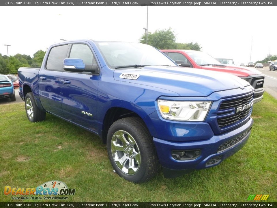 Front 3/4 View of 2019 Ram 1500 Big Horn Crew Cab 4x4 Photo #5