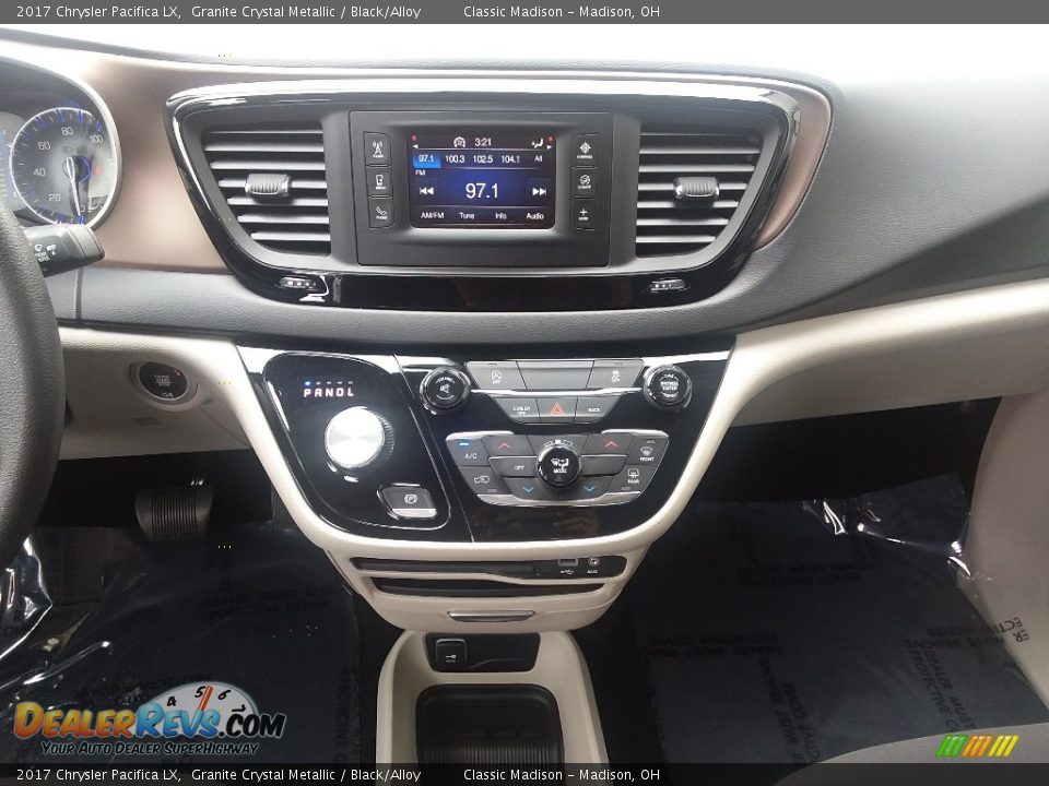 2017 Chrysler Pacifica LX Granite Crystal Metallic / Black/Alloy Photo #10