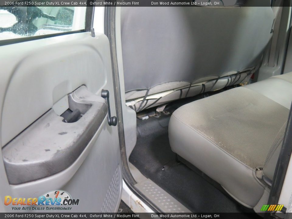 2006 Ford F250 Super Duty XL Crew Cab 4x4 Oxford White / Medium Flint Photo #24