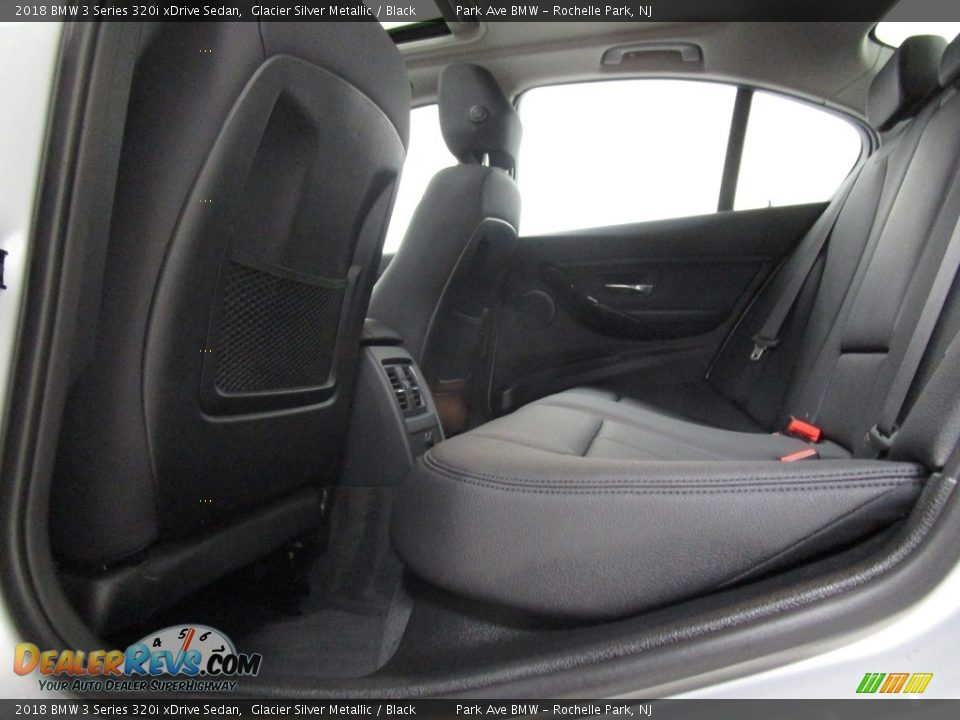 2018 BMW 3 Series 320i xDrive Sedan Glacier Silver Metallic / Black Photo #15