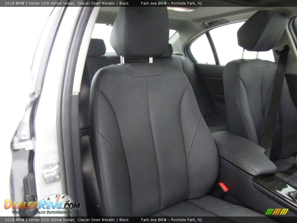 2018 BMW 3 Series 320i xDrive Sedan Glacier Silver Metallic / Black Photo #17