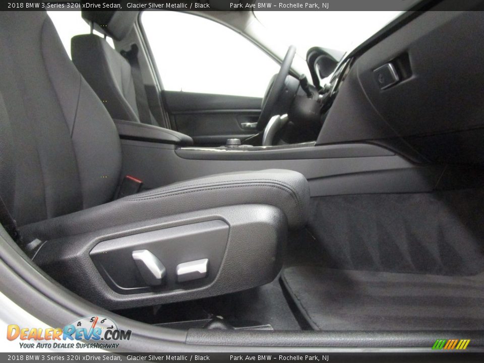 2018 BMW 3 Series 320i xDrive Sedan Glacier Silver Metallic / Black Photo #18