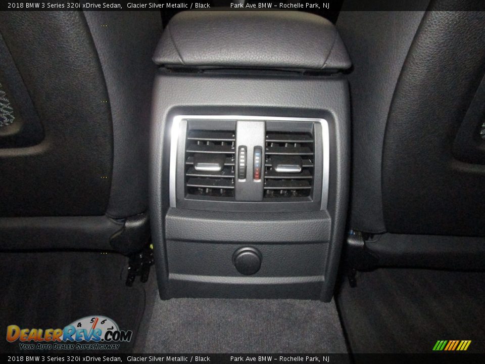 2018 BMW 3 Series 320i xDrive Sedan Glacier Silver Metallic / Black Photo #22