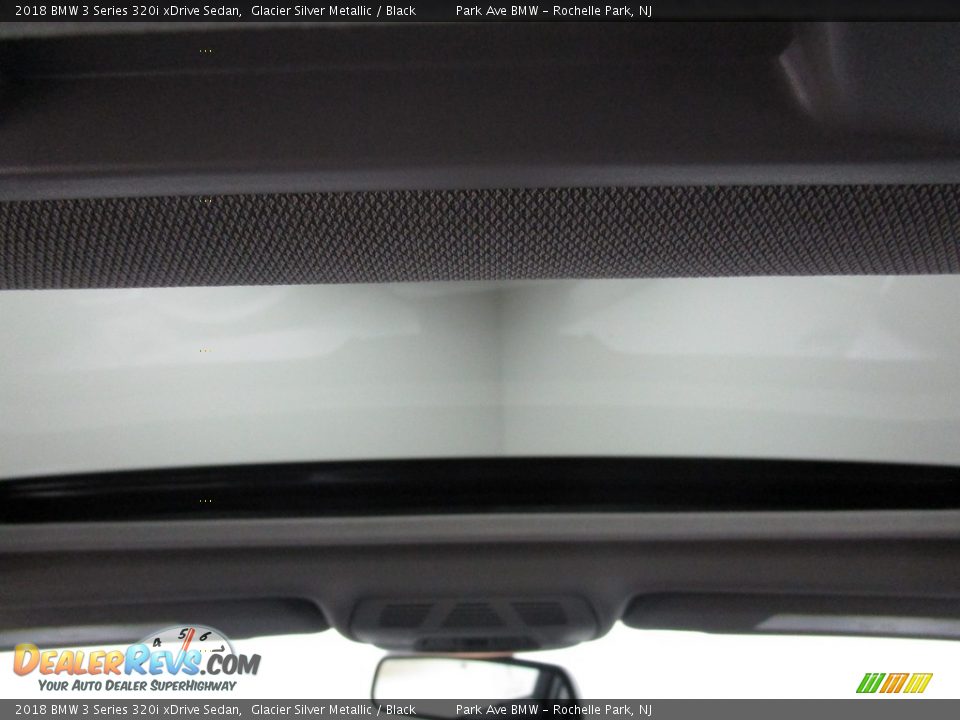 2018 BMW 3 Series 320i xDrive Sedan Glacier Silver Metallic / Black Photo #24