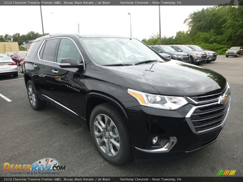 Front 3/4 View of 2019 Chevrolet Traverse Premier AWD Photo #7