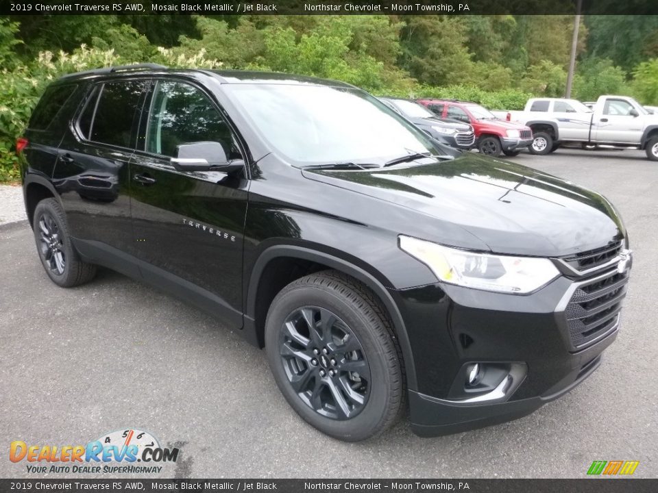 Front 3/4 View of 2019 Chevrolet Traverse RS AWD Photo #7