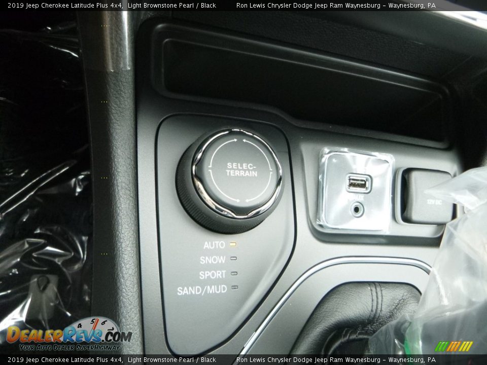 2019 Jeep Cherokee Latitude Plus 4x4 Light Brownstone Pearl / Black Photo #20