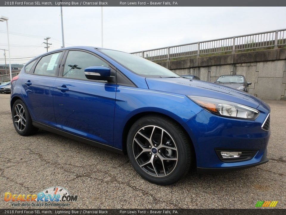Front 3/4 View of 2018 Ford Focus SEL Hatch Photo #9