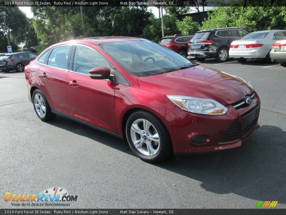 2014 Ford Focus SE Sedan Ruby Red / Medium Light Stone Photo #4