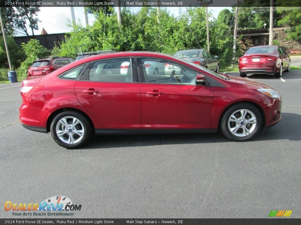 2014 Ford Focus SE Sedan Ruby Red / Medium Light Stone Photo #5