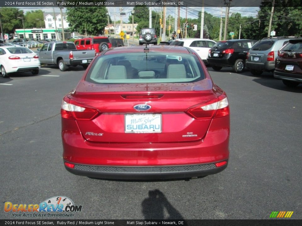 2014 Ford Focus SE Sedan Ruby Red / Medium Light Stone Photo #7