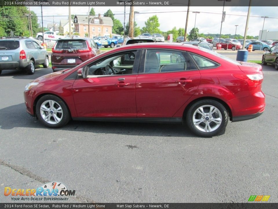 2014 Ford Focus SE Sedan Ruby Red / Medium Light Stone Photo #9