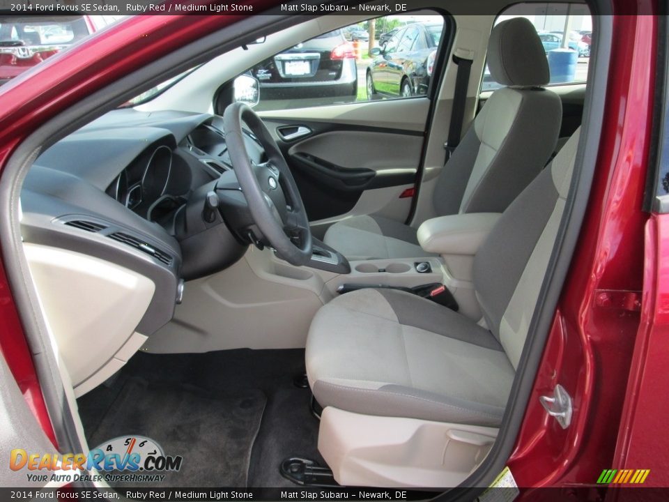 2014 Ford Focus SE Sedan Ruby Red / Medium Light Stone Photo #13