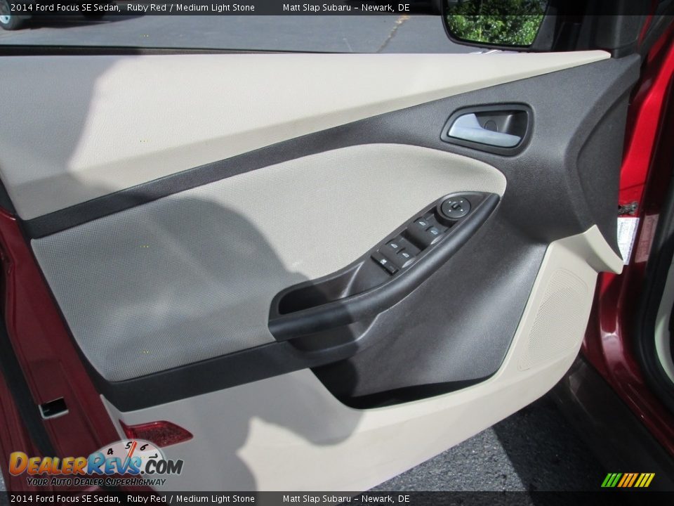 2014 Ford Focus SE Sedan Ruby Red / Medium Light Stone Photo #14