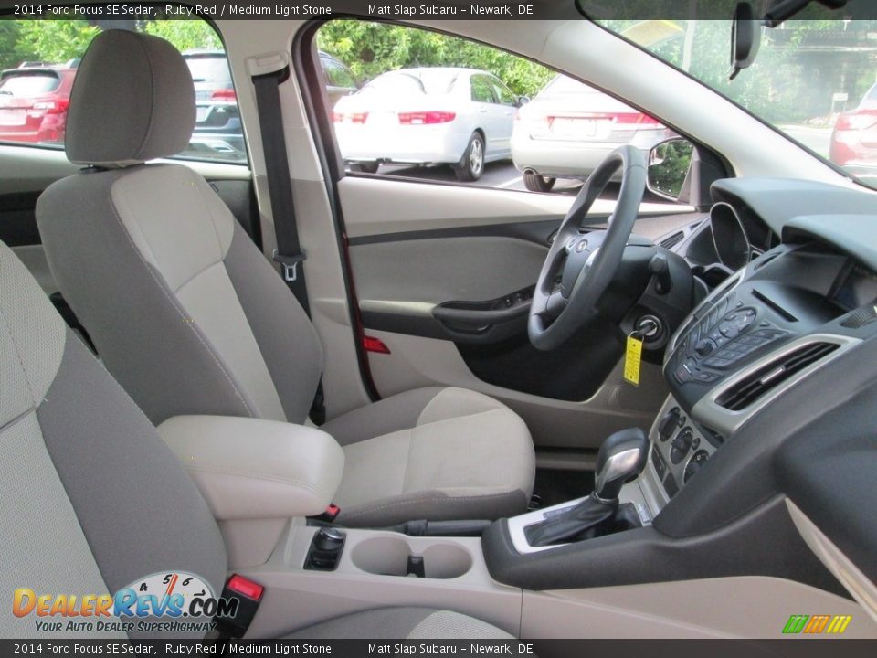 2014 Ford Focus SE Sedan Ruby Red / Medium Light Stone Photo #17