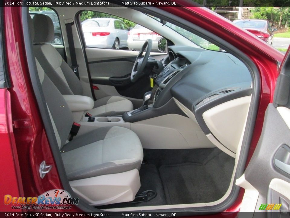 2014 Ford Focus SE Sedan Ruby Red / Medium Light Stone Photo #18