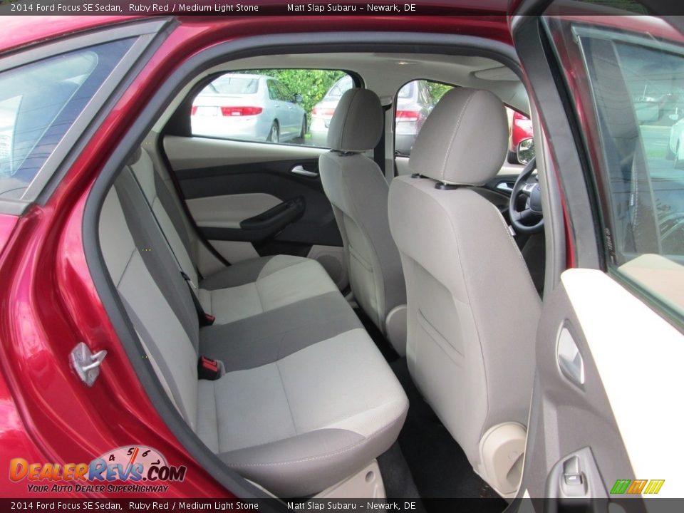 2014 Ford Focus SE Sedan Ruby Red / Medium Light Stone Photo #19