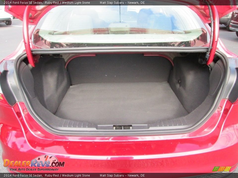 2014 Ford Focus SE Sedan Ruby Red / Medium Light Stone Photo #20