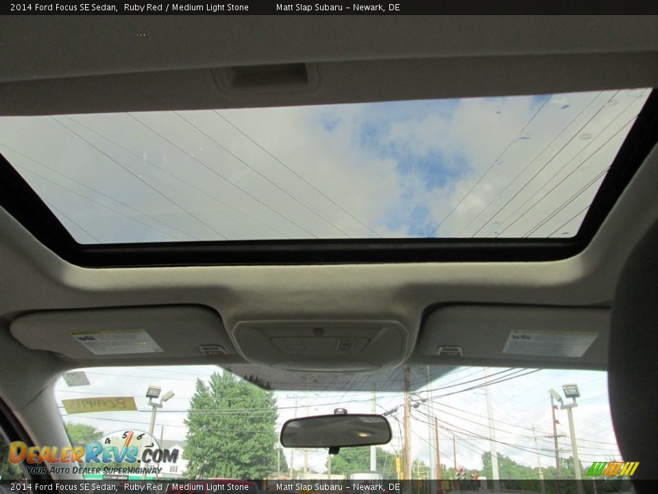 2014 Ford Focus SE Sedan Ruby Red / Medium Light Stone Photo #21