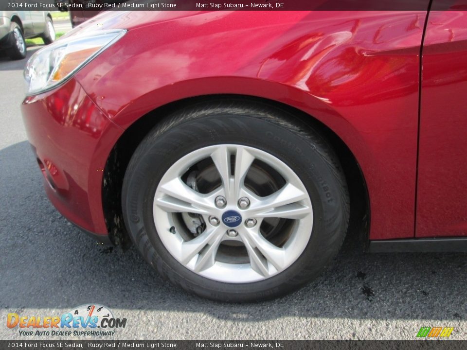 2014 Ford Focus SE Sedan Ruby Red / Medium Light Stone Photo #23