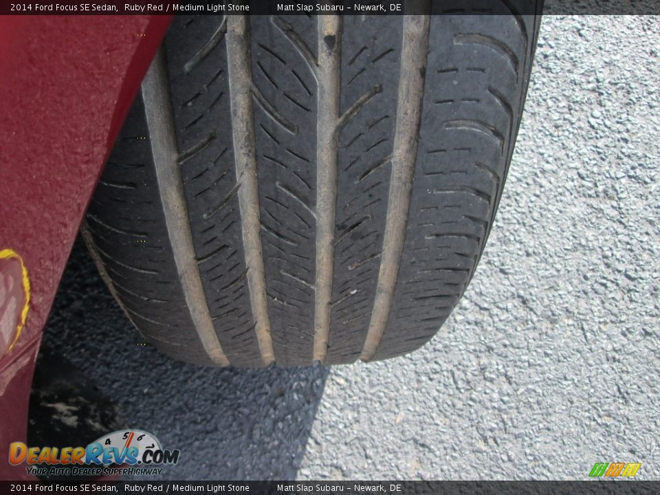 2014 Ford Focus SE Sedan Ruby Red / Medium Light Stone Photo #24